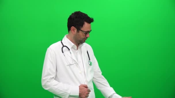 医者の持ち上がるか または緑色の画面で何かを提示します 左側にあります — ストック動画