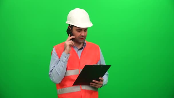 Trabajador Construcción Hablando Por Teléfono Con Notas — Vídeo de stock