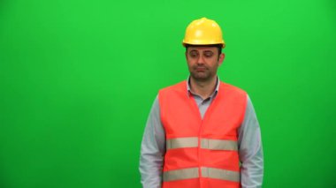 Yeşil renkli ekranda dokunmadan mühendis adam