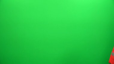 Mühendis alt kollarını geçerken ve yeşil ekran üzerinde gülümseyen