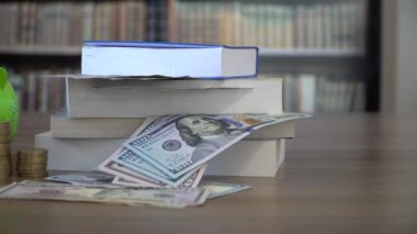 Eğitim finansman kavramı. Para ve Kitaplar.