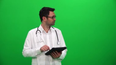 Dijital ekran ile sunulması doktor. Sol tarafta.