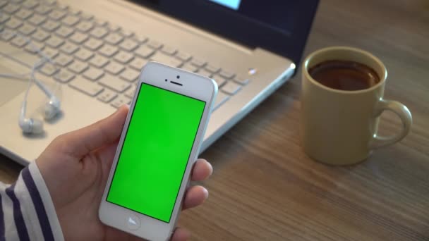 緑色の画面を携帯電話に触れる — ストック動画