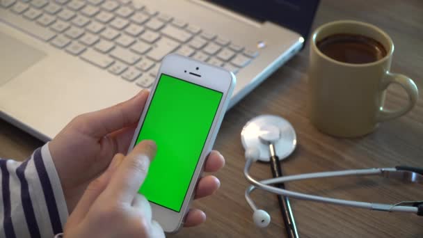 Médico Usando Teléfono Con Pantalla Verde — Vídeo de stock