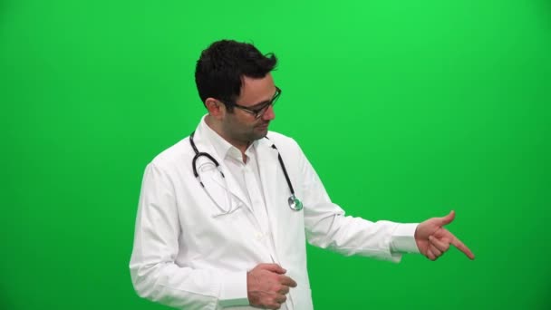 Doctor Señalando Dedo Hasta Esquina Izquierda — Vídeos de Stock