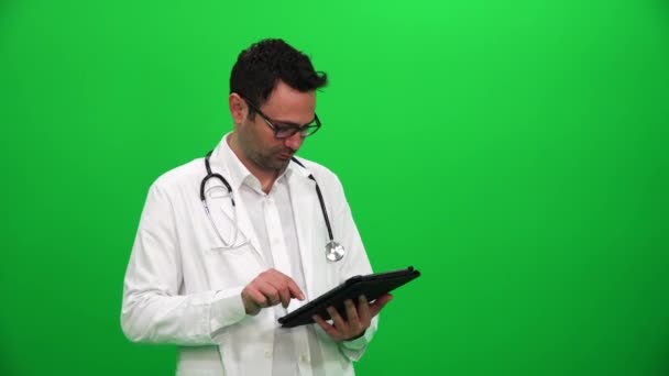Γιατρός Παρουσιάζοντας Ψηφιακή Οθόνη Αριστερή Πλευρά — Αρχείο Βίντεο