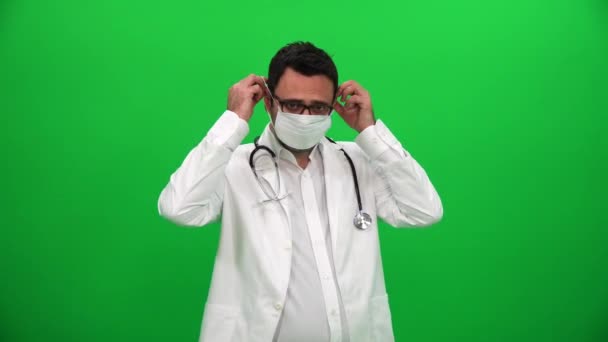 Dokter Zet Chirurgische Masker — Stockvideo