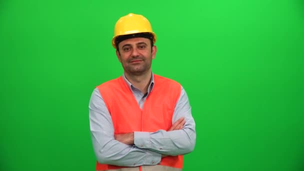 Ingeniero Trabajador Construcción Buscando Fondo Verde — Vídeo de stock