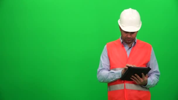 Ingeniero Arquitectura Haciendo Presentación Con Tableta Pantalla Digital Lado Derecho — Vídeo de stock