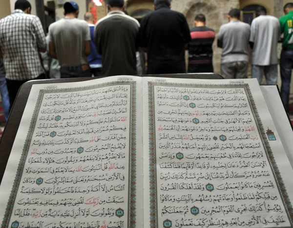 Коран Мечеті Молитвами — стокове фото