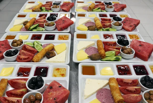 Çeşitli Yiyeceklerle Dolu Kahvaltı Masaları