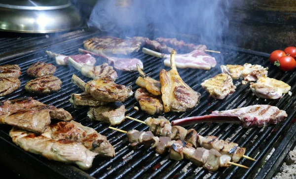 Surtido Carne Parrilla Con Verduras Una Barbacoa —  Fotos de Stock