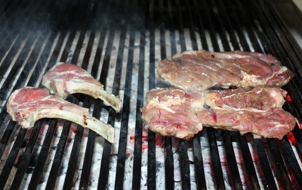 Cozinhar Suculentos Bifes Carne Crua Grelha Bbq — Fotografia de Stock