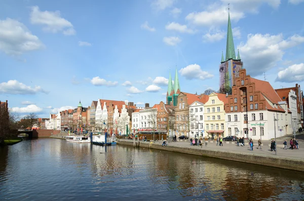 Trave rivier, oude stad van Lübeck. Duitsland — Stockfoto