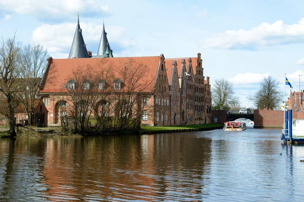 Río Trave, casco antiguo de Lubeck. Alemania — Foto de Stock