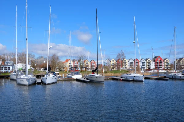 Jachten afgemeerd aan de pier. Greifswald — Stockfoto