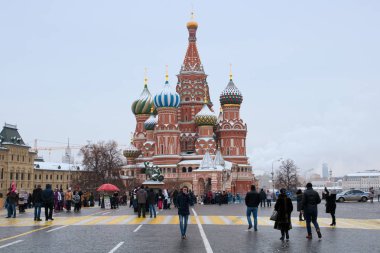Halklar üzerinde Aziz Basil Katedrali önünde Kızıl Meydan 