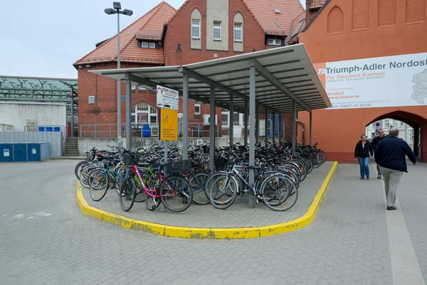 Kryté parkování jízdních kol na nádraží — Stock fotografie
