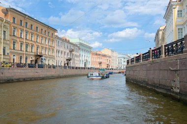 Kanal boyunca tarihi binalar. Saint Petersburg