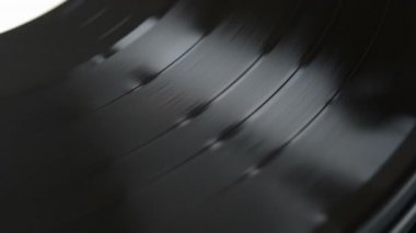 Bir vinil disk ile döner