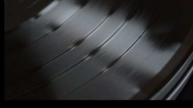 Bir vinil disk ile döner