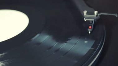 Bir vinil disk ile döner