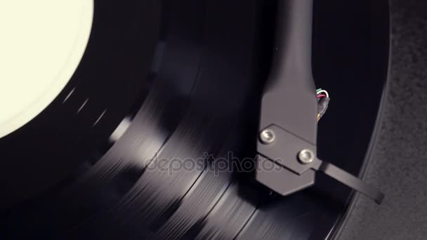 Bir vinil disk ile döner — Stok video