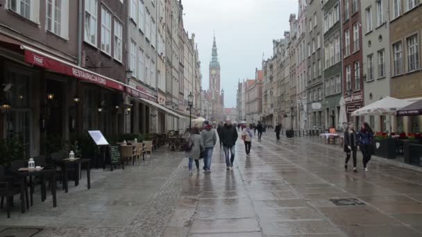 Gente caminando por las calles en el centro histórico de Gdansk — Vídeo de stock