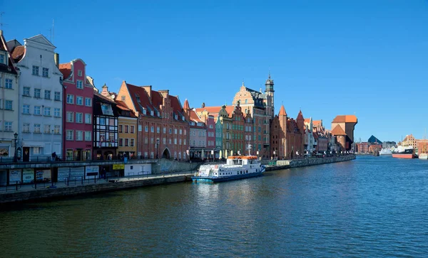 Uitzicht op de rivier in de oude stad aan de Motlawa Rivier. Gdansk — Stockfoto