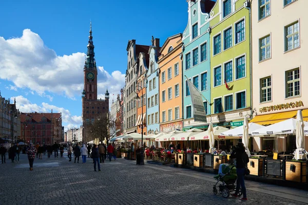 Gente caminando por calles en el centro histórico. Gdansk. —  Fotos de Stock