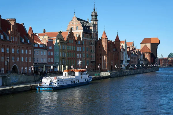 Uitzicht op de rivier in de oude stad aan de Motlawa Rivier. Gdansk — Stockfoto