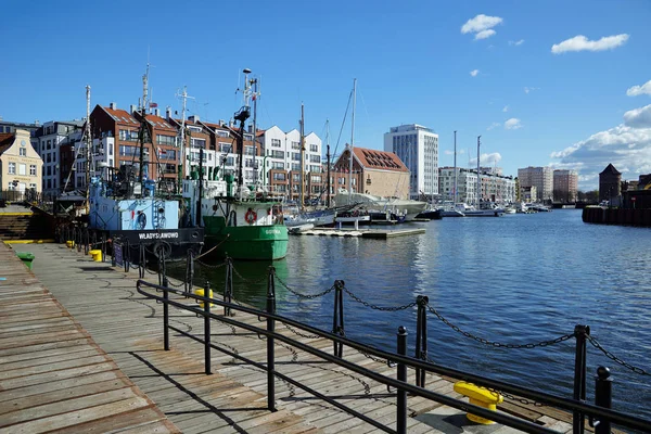 Uitzicht op de rivier in de oude stad aan de Motlawa Rivier. Gdansk — Stockfoto