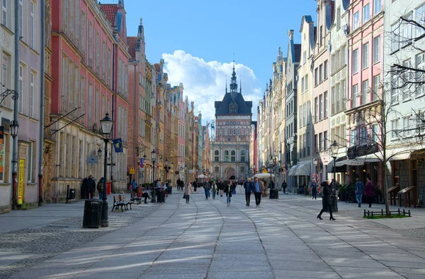 Ludzie chodzą na ulicach historycznego centrum. Gdańsk — Zdjęcie stockowe