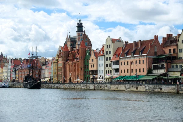 Uitzicht op de rivier in de oude stad aan de Motlawa Rivier. Gdansk — Stockfoto