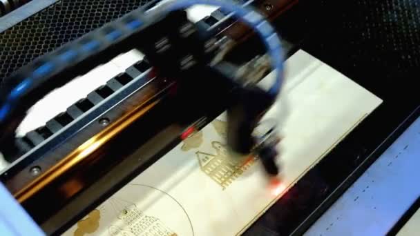 Лазерная гравировальная машина — стоковое видео