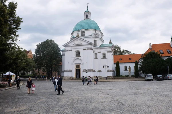 Marknaden Square av den nya staden och de kyrka av St. Casimir. — Stockfoto