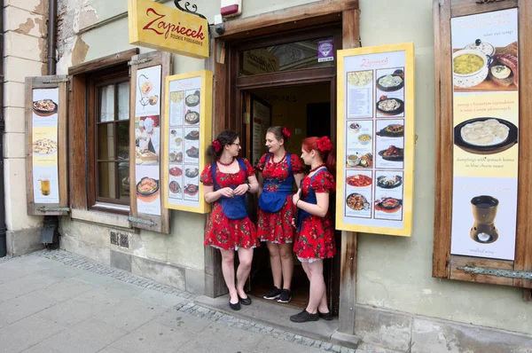 As garçonetes em trajes tradicionais em um café na cidade velha — Fotografia de Stock