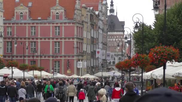 Ludzie chodzą na ulicach — Wideo stockowe