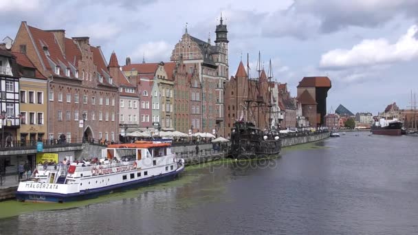 Ciudad Vieja junto al río Motlawa. Gdansk. — Vídeo de stock