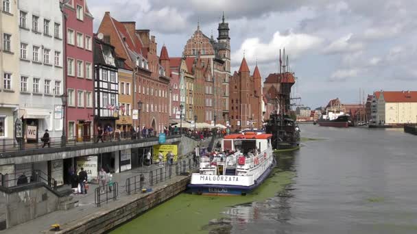 Oude stad aan de Motlawa Rivier. Gdansk — Stockvideo