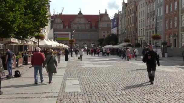 Ludzie chodzą na ulicach — Wideo stockowe