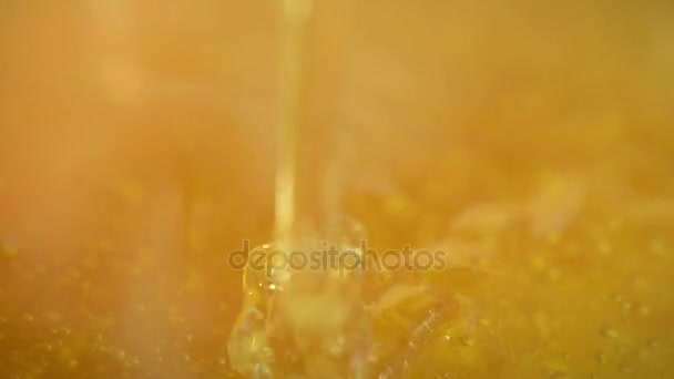 Gouden honing close-up — Stockvideo