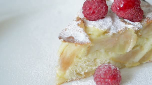 Apple cake with raspberry — Stock Video