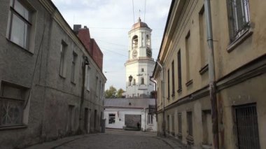 Yıkılmış kilisenin penceresinden saat kulesine bak. Vyborg