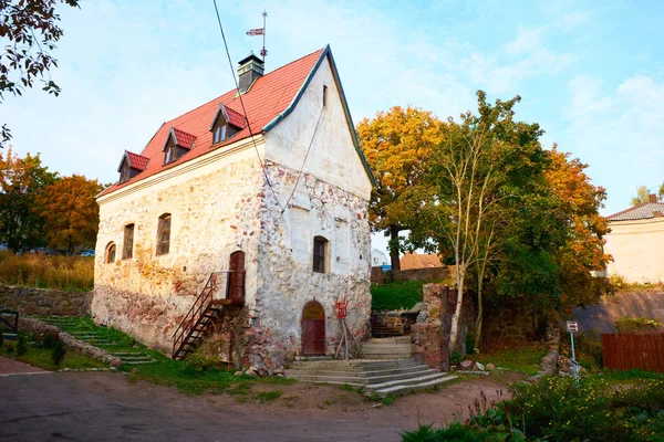 Granit kayanın üzerinde eski bir ev. Vyborg Stok Fotoğraf
