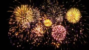 Siyah arkaplanda renkli havai fişekler