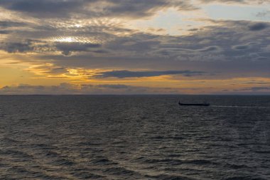 Güneş batarken Kuzey Denizi 'nde ticaret gemisi