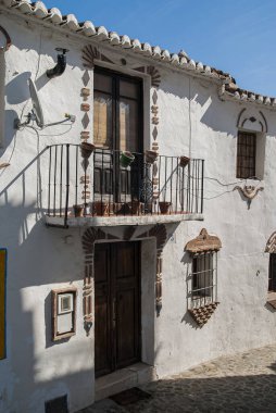 Tipik bir beyaz Endülüs şehrinin sokağı, İspanya