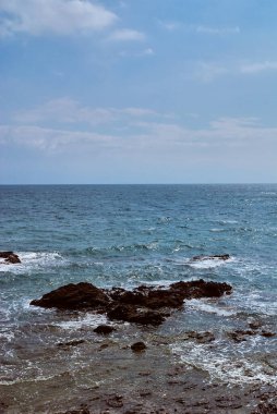 Akdeniz 'de kayalıkları olan kumsal