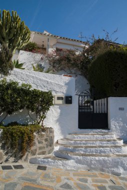 Tipik bir beyaz Endülüs şehrinin sokağı, İspanya